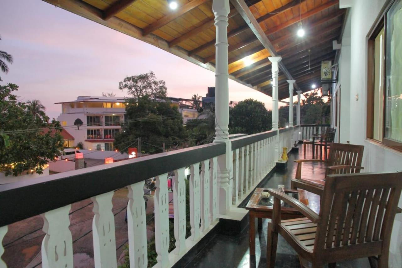 Sunny Mood Guest House Unawatuna Buitenkant foto