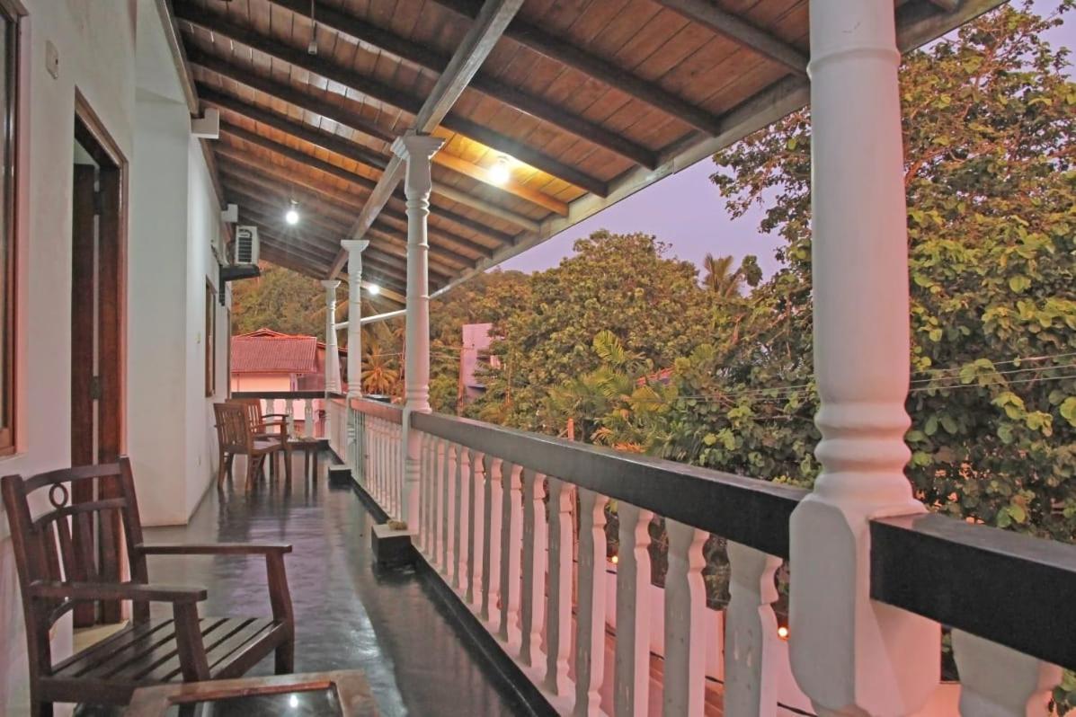 Sunny Mood Guest House Unawatuna Buitenkant foto