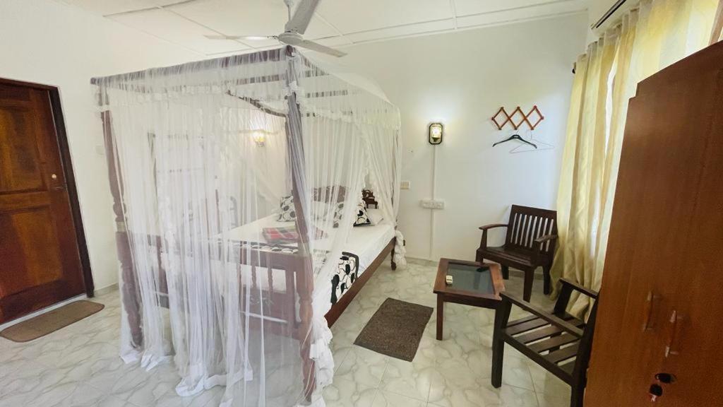 Sunny Mood Guest House Unawatuna Buitenkant foto