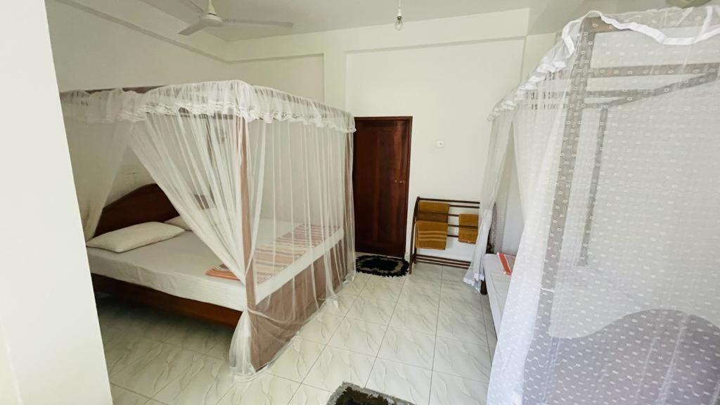 Sunny Mood Guest House Unawatuna Buitenkant foto